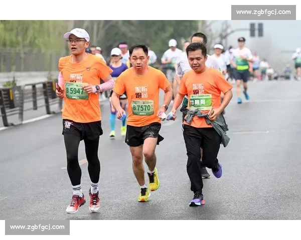 雨幕中绳牵追光：视障跑者与陪跑员的无畏训练